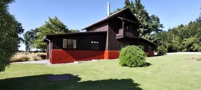 Cozy Outdoor Getaway for Two in Canterbury, New Zealand with Climbing and Ski Nearby