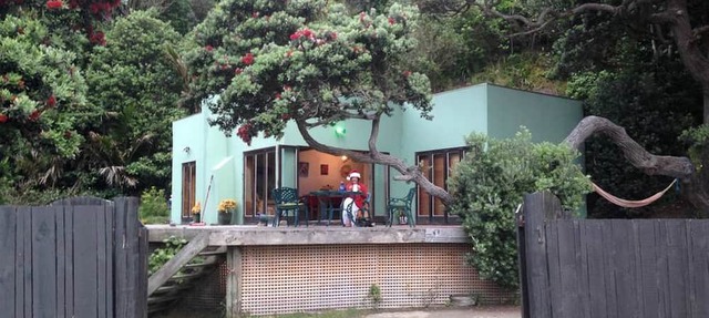 Beachfront Cottage Rental with Picturesque Ocean Views in Piha, North Island