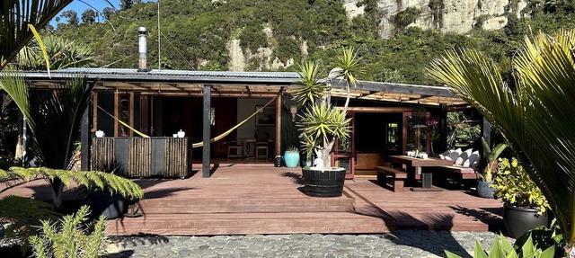 Tranquil Glamping Oasis: Luxurious Cabin on the Coast in Karamea, New Zealand