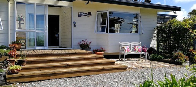 Cozy Private Cottage on a Farm with a Beautiful Patio for an Unforgettable Getaway in Hokitika, South Island