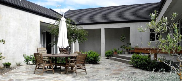Luxurious Accommodation with Spacious Grounds in Canterbury, South Island