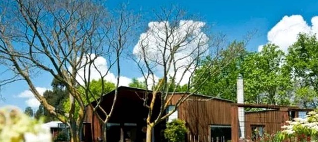 Large Comfortable Cottage with Fireplace in Hawkes Bay, New Zealand