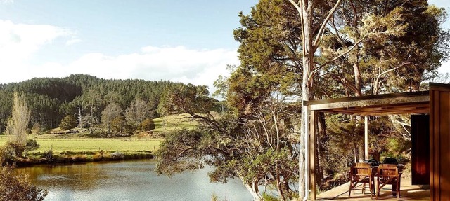 Off-Grid, Waterfront Glamping Cabin with Outdoor Shower and Bathtub, Perfect for a Romantic Escape to Kaeo, New Zealand