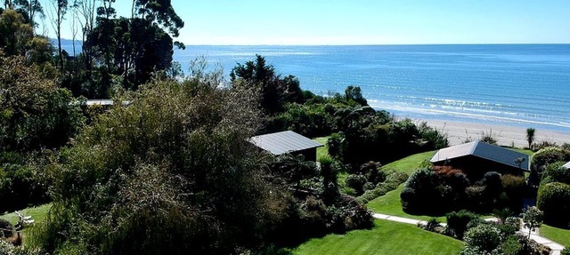 Elegant Beachfront Rental for Couples near Golden Bay, New Zealand