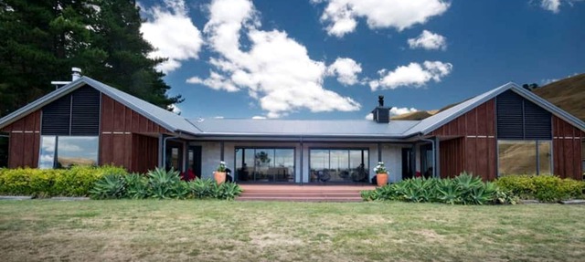 Secluded Country Cabin with a Shared Pool near Hastings, North Island