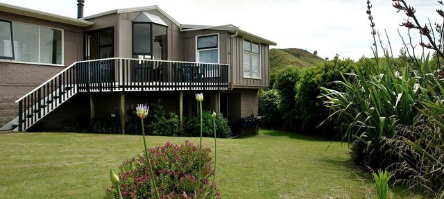 Stunning Rental with Water Views in Mokau, North Taranaki, New Zealand