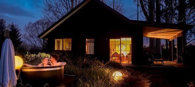 Beautiful Eco-Retreat with Hot-Tub and Breathtaking Countryside Views Geraldine Downs, Canterbury
