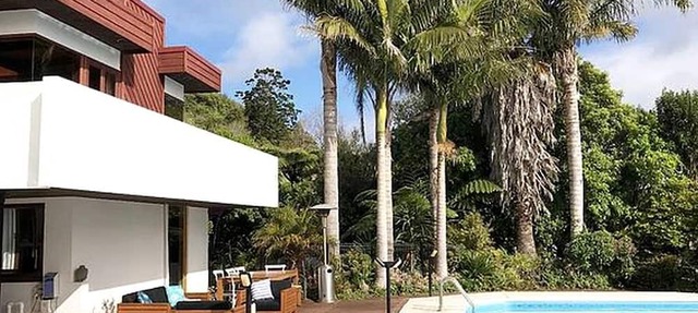 Romantic Getaway at Unique Bed and Breakfast near Piha Beach, North Island