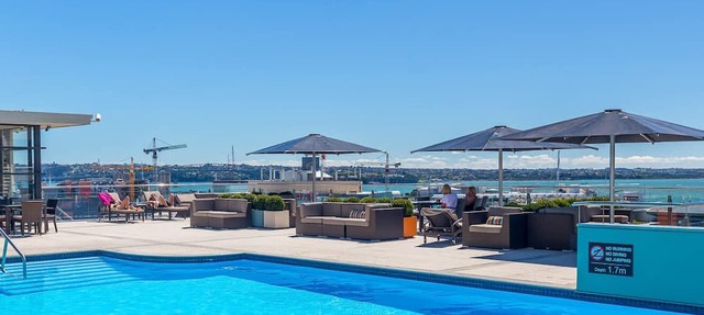 Relaxing 1BR CBD Retreat with Rooftop pool & Gym