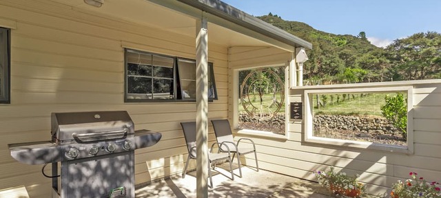 Hill Cottage - Featherston Holiday Home