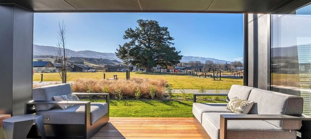 Harper on Hadley - Cromwell Holiday Home