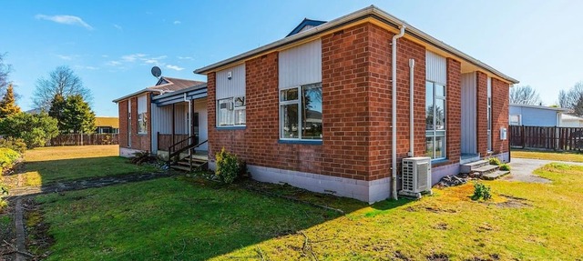 Expansive 6 Bedroom House. Fully fenced short walk to the River or Town Center