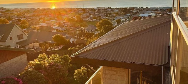 Seaview Hill Retreat - You Will Love the View & Enjoy Your Time Here