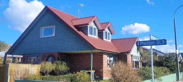 Large 4-Bedroom Home with Dual Living & short Walk to Beach/Town