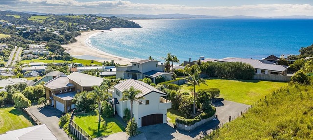 Langs & Leisure - Coastal Escape near Langs Beach