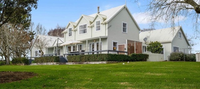 Bergenhus Oasis | Trampoline, Playhouse & BBQ