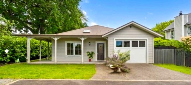 Wood Street Haven Modern and Walking Distance to Town, Pet Friendly