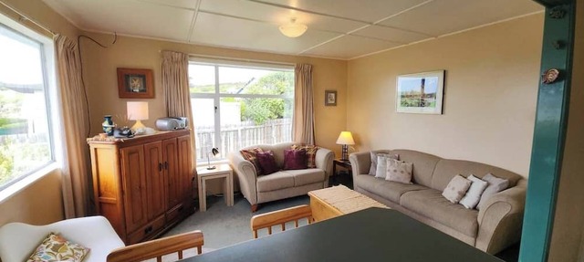 Esplanade Escape – Classic Coastal Cottage
