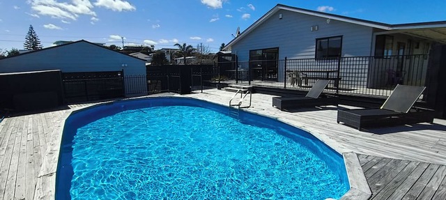 Pukehina Retreat: Private Pool, Pastures & Beach.