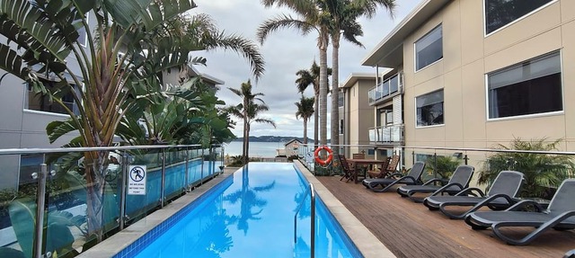 Beachside Apartment with sea views, central Paihia, 4min stroll to wharf & shops