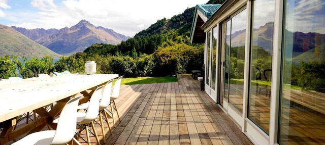 Gorgeous Queenstown Retreat Above Lake Wakatipu