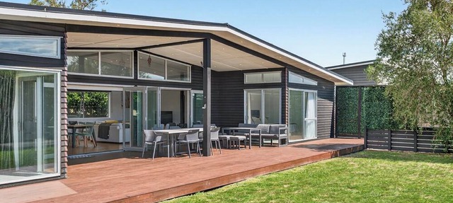Central 4-bedroom house with Spa in Martinborough
