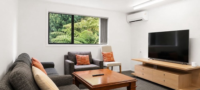 Entire Ground-floor: Spacious 145m2