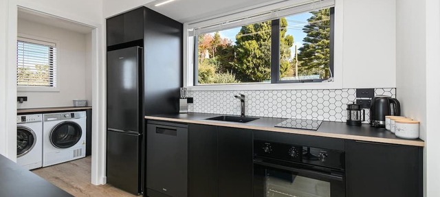 The Bluebird - Lake Views, Stylish, Sleeps 4