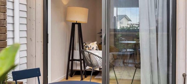 St Vincent Charmer - Stylish Townhouse w CarPark
