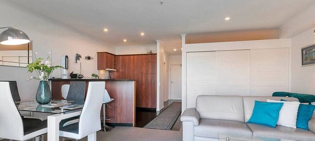 Harbour Views Waterfront Apartment in Shed 19