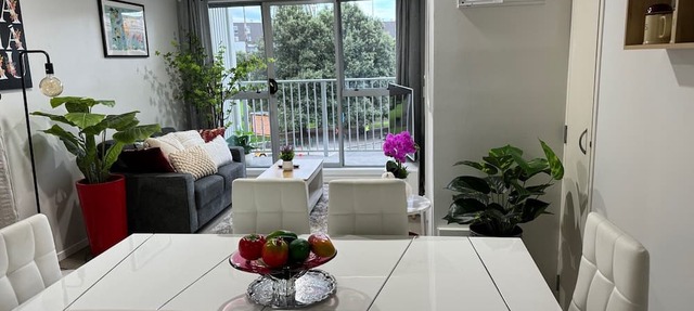 MODERN AUCKLAND APARTMENT - 3 BRM - FREE CARPARK & POOL- WALK TO SPARK ARENA.