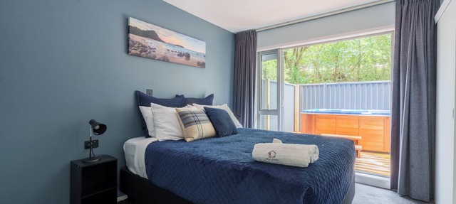 Auckland City Escape: Modern Home with Spa Pool
