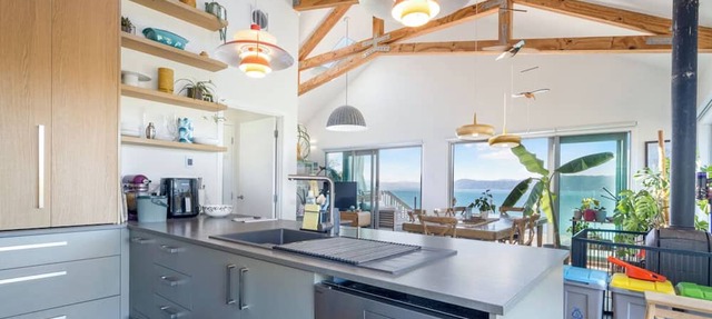 Seatoun View - 4 bed, 2 bath with spa overlooking Seatoun and Wellington Harbour