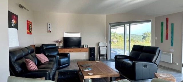 Relax at "Rocky Point" - a private, modern home w/cliff views of the Tasman Sea.