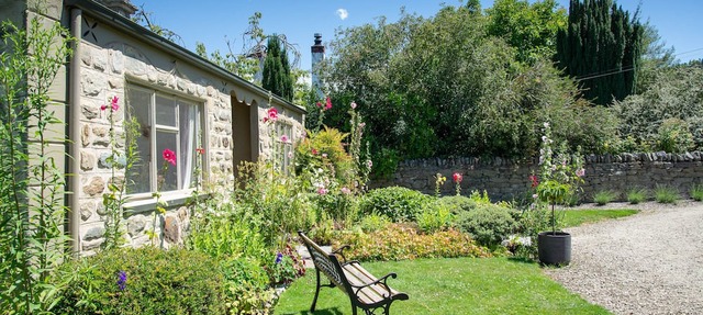 Historic cottage room w private Lounge, Cottage garden, walk to shops and cafen