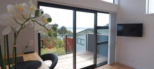 Cosy Tiny Home with Ocean Views|by Furnished Rentals