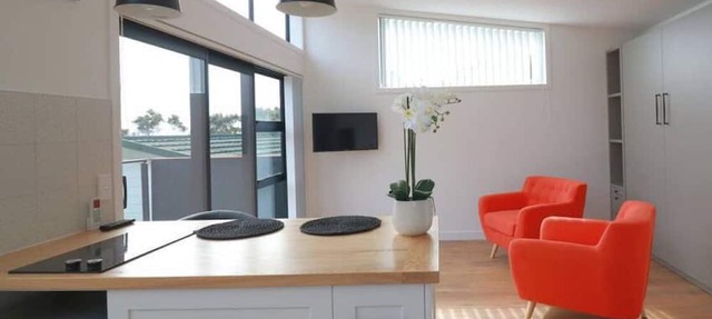 Cosy Tiny Home with Ocean Views|by Furnished Rentals