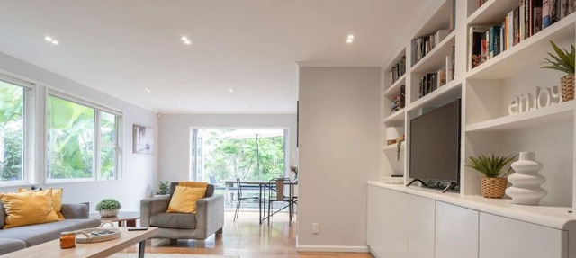 Sanctuary with private deck, close to Cafes, Pet Friendly. 1 min to Birkenhead Village