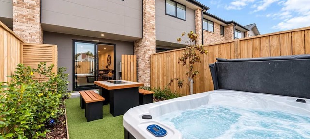 Near Arena | 2BR + Hot Tub | Free Parking
