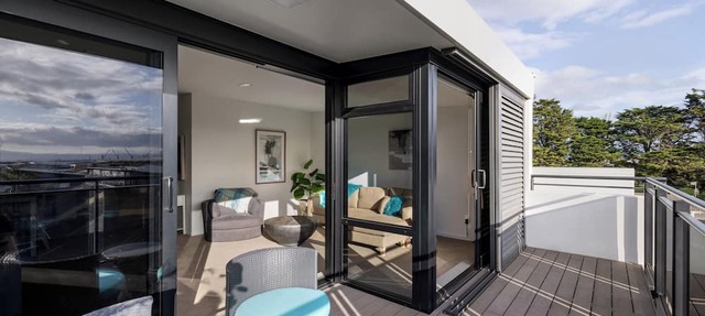 The Lookout - 1-Bedroom Apartment with Stunning Views, Pool & Gym Access, Secure Parking, and Prime Mount Maunganui Location