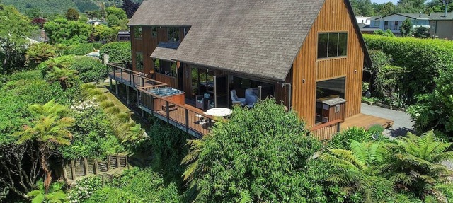 Pukeko Landing - Lake Views, Spa Pool, Sleeps 7