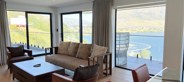 Stunning Lakeview QT Holiday House