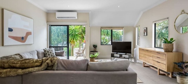Upper Floor 2BR Unit near Eastern Auckland Beaches