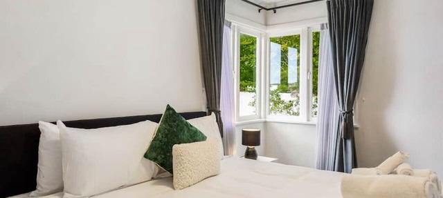 Top-Floor Three-Bedroom Close to WestCity