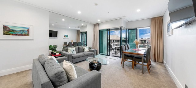 Sophisticated Spacious APT w/Stunning Harbour View