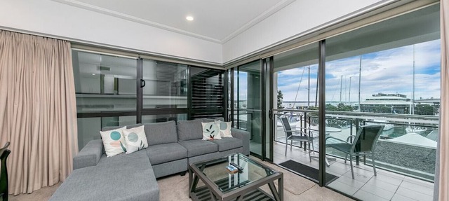 Sunlit Corner Apartment w/Harbour Views