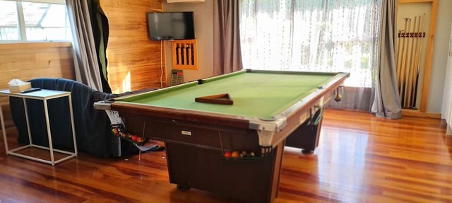 Spacious studio w/pool table- 1 queen and 1 sofa bed, close to attractions