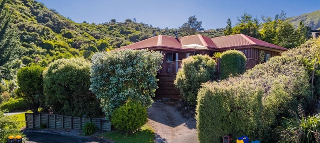 Pohara's Kauri Lodge - Coastal Views in Golden Bay