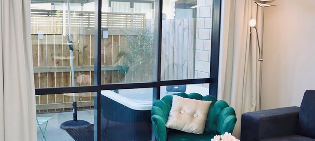Modern Oasis with Spa, close to chopping centre!