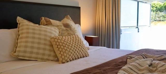 Stylish Central Escape | Walk to Beach & Cafés